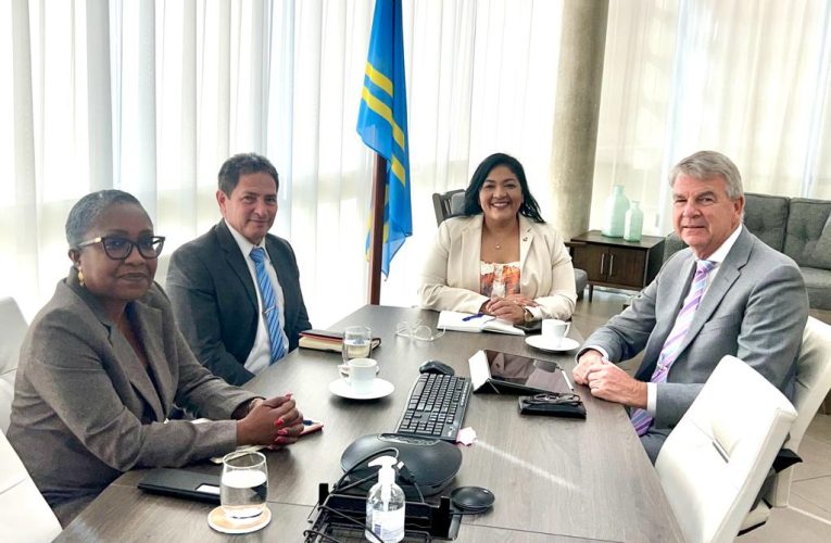 Minister Maduro di Finansa a reuni cu experto di Aduana Hulandes sr. Jan Kamp kende lo bay brinda asistencia tecnico na e team di maneho di Aduana na Aruba