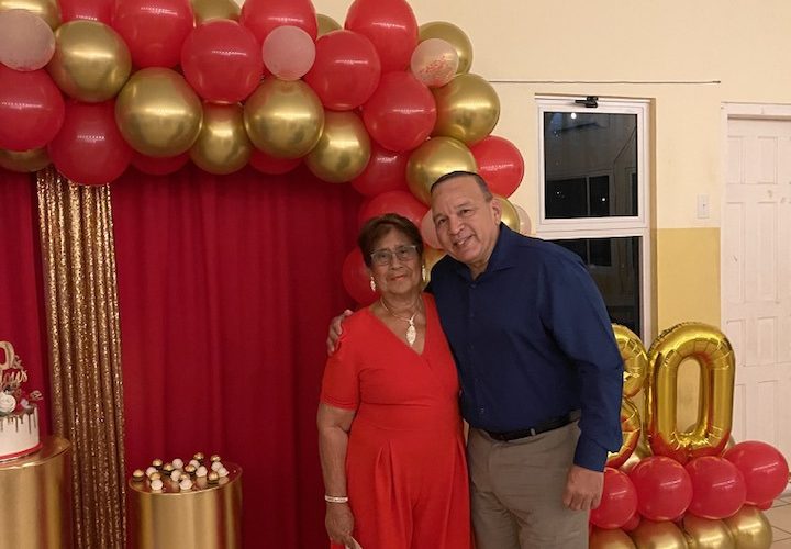 MINISTER ENDY CROES TA FELICITA SRA. NORA RODULFO CU A CUMPLI E BUNITA EDAD DI 80 AÑA