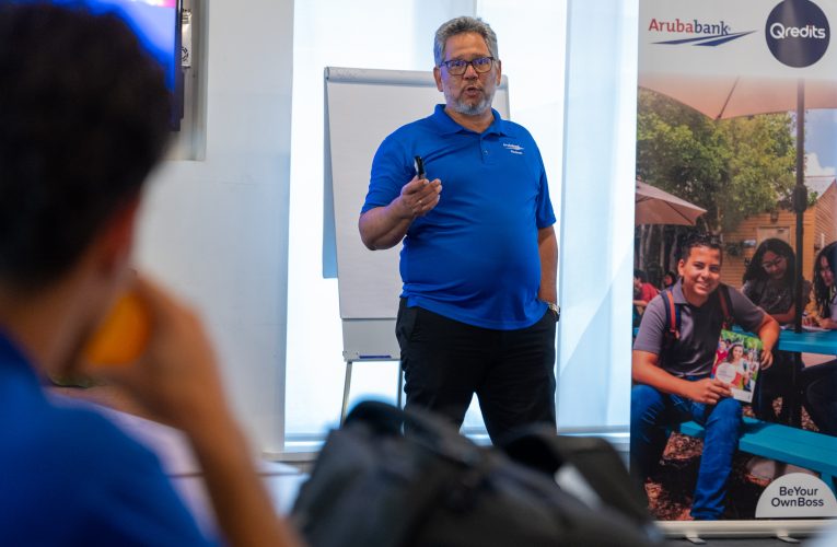 Aruba Bank a ricibi bishita di studiantenan di Mon Plaisir College MAVO