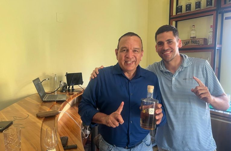 MINISTER ENDY CROES A RICIBI UN RECORIDO DEN E PROME DESTILERIA NA ARUBA, PEPE MARGO DISTILLERY