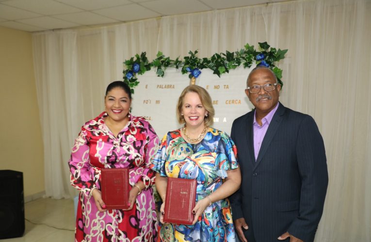 Minister Maduro di Cultura ta felicita y gradici Sociedad di Bijbel den Caribe Hulandes pa e prome Bijbel den ortografia oficial di Papiamento di Aruba