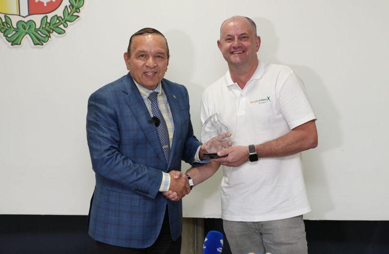 MINISTER ENDY CROES A RECONOCE Y GRADICI SPORTS FOR CHILDREN DI HULANDA, STICHTING SPORTS FOR CHILDREN ARUBA Y TUR STAKEHOLDER PA NAN CONTRIBUCION NA DESAROYO DI DEPORTE DI ARUBA