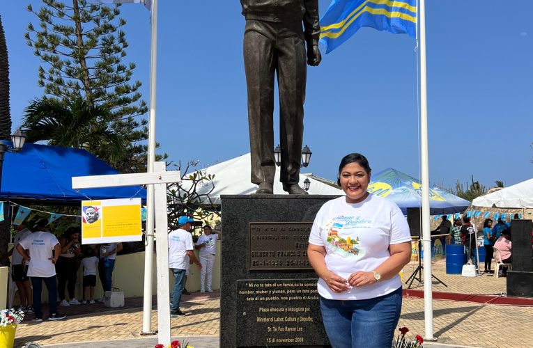 Minister Maduro tabata presente na Plaza Status Aparte riba Dia di Himno y Bandera