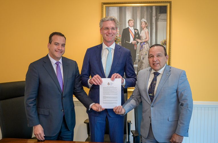 MINISTER ENDY CROES Y MINISTER GEOFFREY WEVER A FIRMA UN MOU CU STENDEN UNIVERSITY