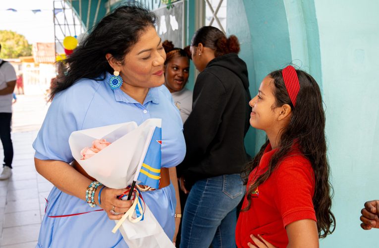 Minister Xiomara Maduro a bishita Scol Basico Xander Bogaerts y Sint Michaël School