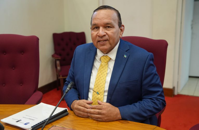 MINISTER ENDY CROES A DUNA COMISION DI ENSEÑANSA DI PARLAMENTO DI ARUBA UN AVANCE DI E PROYECTO DI MODERNISACION DI LEY DI ENSEÑANSA