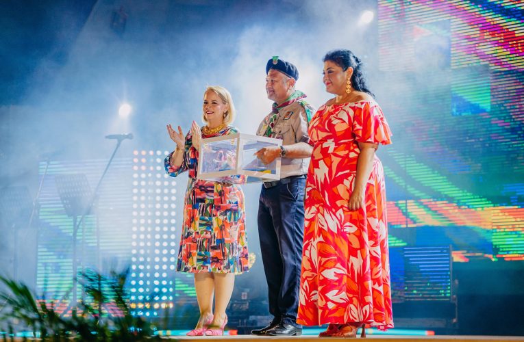 Minister-President Evelyn Wever-Croes y Minister Xiomara Maduro a haci entrega di e bandera oficial di Aruba na Scout Aruba pa hisa durante e Acto Protocolar Durante Manifestacion Cultural