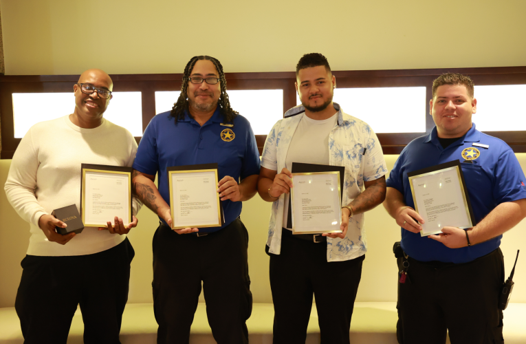 E COMPLEHO DI ARUBA MARRIOTT TA FELICITA FELISIANO HANLEY,JORDANO YARZAGARAY, JOSHUA PERS Y ELLERY BRIESEN CU NAN RECONOCIMENTO DI SR. BILL MARRIOTT PA A SALBA BIDA DI UN HUESPED