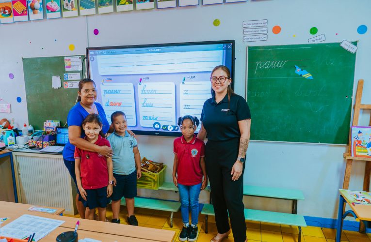 Aruba Bank a aporta cu “digital board” pa Fatima College