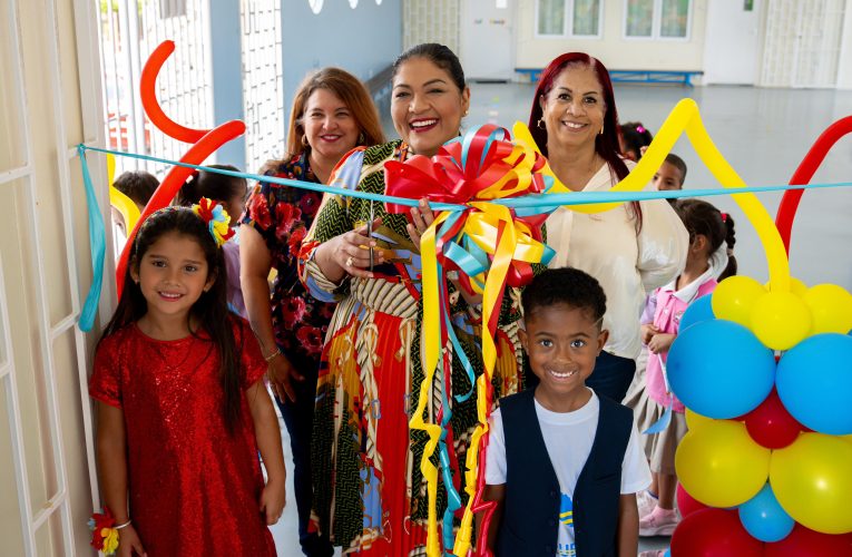 Minister di Cultura a duna inicio y a presencia e Arco Expo di Arco Iris Kleuterschool