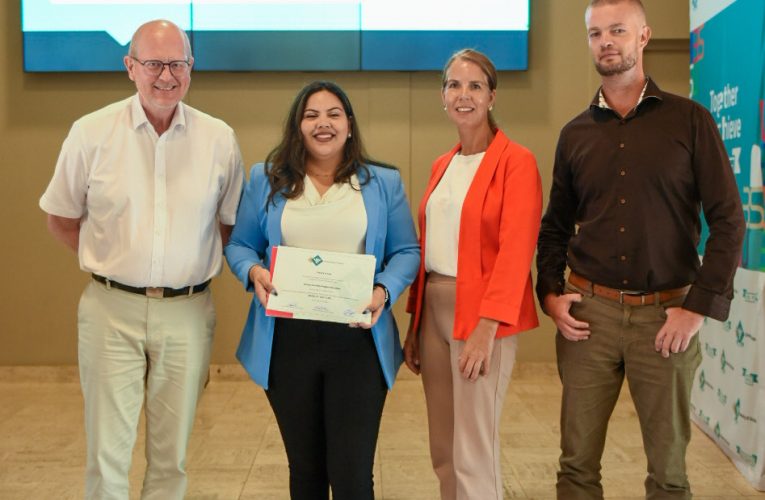 A gradua di Universidad di Aruba, Britney Cedriëlla Magdely Bontekoe.