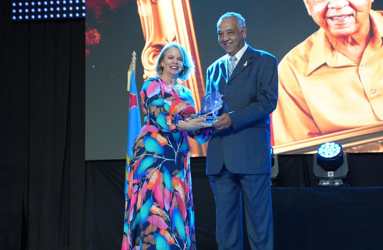 BALUARTE DEN DEPORTE SR. EMILE HERDE A RICIBI RECONOCEMENTO DURANTE PREMIO EXCELENCIA DEN DEPORTE