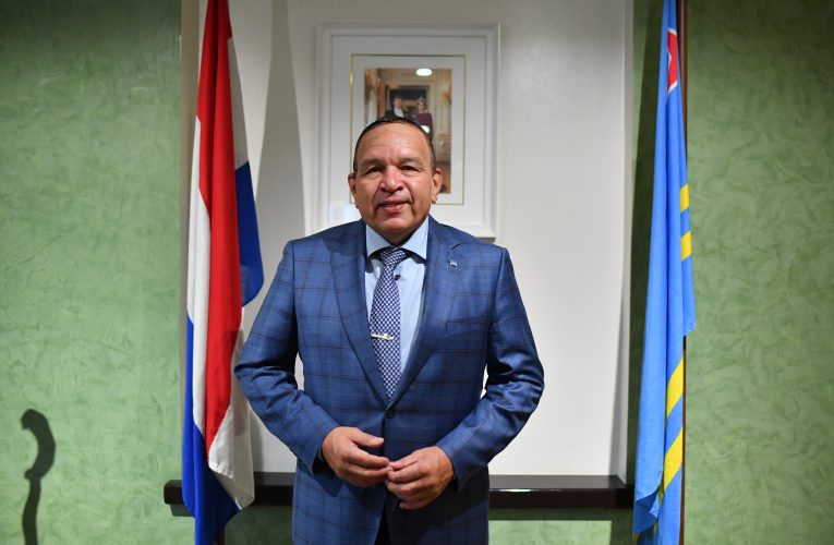 MINISTER ENDY CROES A SALI PA UN BIAHE DI TRABOU NA CURAÇAO, UNDA LO ATENDE WEGANAN INTERINSULAR Y ENTREGA DI E PROME BSN NUMMER NA E PROME STUDIANTE DI CARIBE