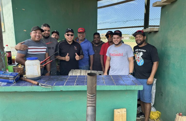 MINISTER ENDY CROES TA DESEA E EKIPO DI SOFTBALL HAPPY BROTHERS HOPI EXITO DEN COPA ABC NA SINT MAARTEN