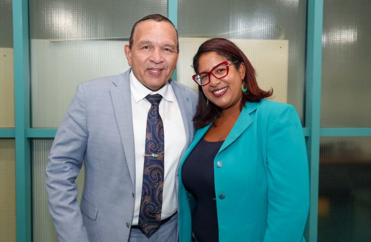 MINISTER ENDY CROES TA FELICITA E 104 CURSISTANAN CU A FINALISA E CURSO BIBA AMOR EXITOSAMENTE