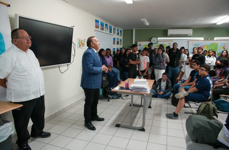 MINISTER ENDY CROES TA DESEA TUR STUDIANTE HOPI SABIDURIA Y EXITO CU NAN EXAMEN FINAL