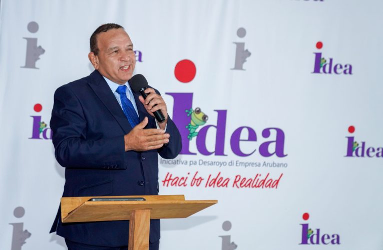 MINISTER ENDY CROES TA FELICITA E CURSISTANAN CU A RICIBI NAN CERTIFICADO DI EMPRENDIMENTO DEN DEPORTE