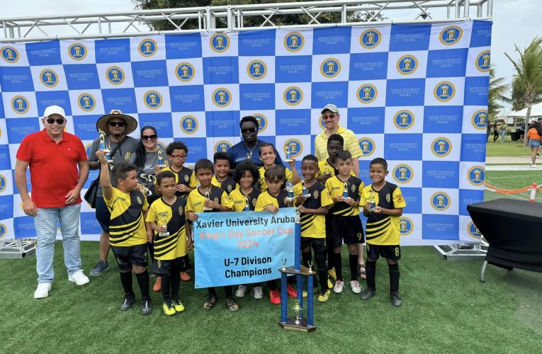 MINISTER ENDY CROES A ENTREGA TROFEO NA EKIPO DI DAKOTA CU A TITULA CAMPEON DI E PROME TORNEO DI XAVIER KING’S DAY YOUTH SOCCER CUP