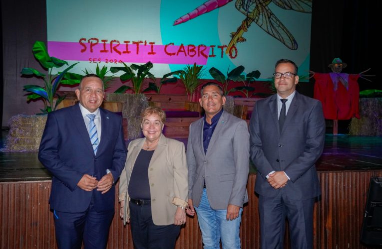 MINISTER ENDY CROES A ACUDI NA E ANOCHI DI LECTURA BAN PLANTA ORGANISA PA BIBLIOTECA NACIONAL ARUBA