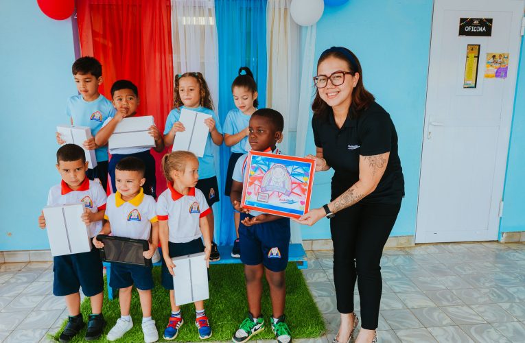 Aruba Bank ta duna apoyo na educacion cu iPads pa Imelda Kleuterschool