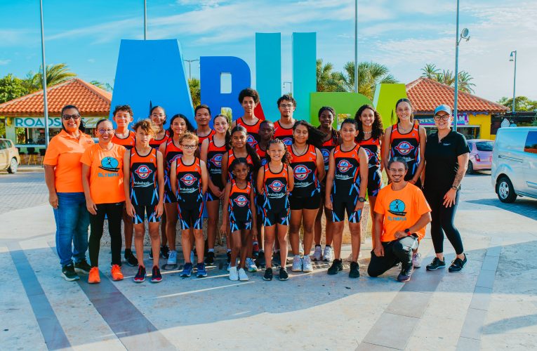 Aruba Bank ta sponsor “track suits” pa Olympia Track & Field Club