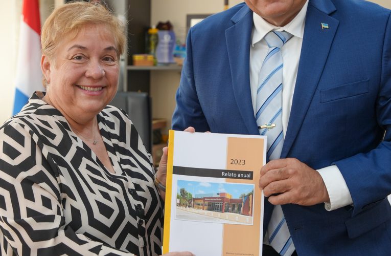 DIRECTORA DI BIBLIOTECA NACIONAL ARUBA SRA. ASTRID BRITTEN TA HACI ENTREGA DI RELATO ANUAL 2023 NA MINISTER DI ENSEÑANSA ENDY CROES