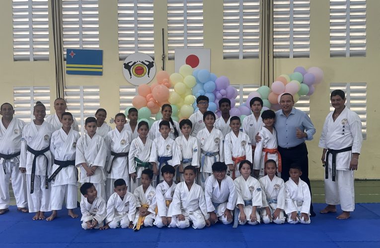 MINISTER ENDY CROES TA FELICITA 29 KARATEKA DI KARATE-DO DOJO BUDOKAN CU A PASA NAN EXAMEN Y A CAMBIA DI COLOR DI FAHA