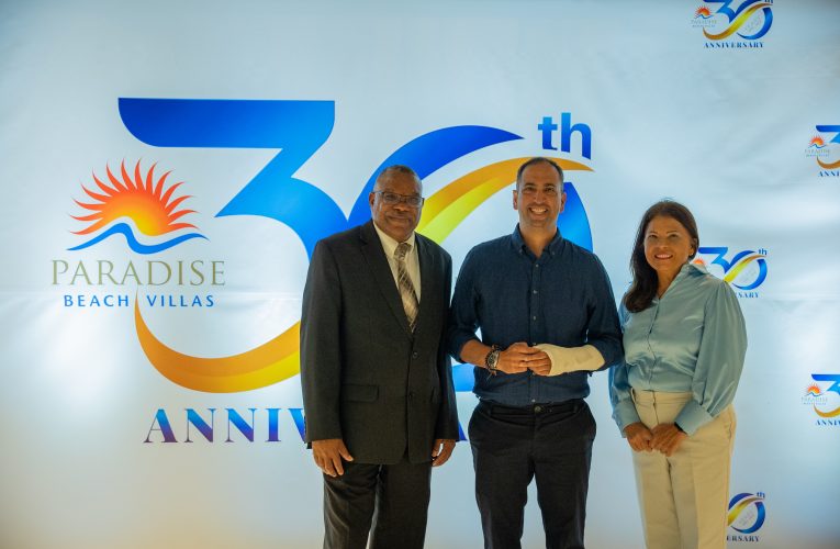 Minister Dangui Oduber : MINISTER DI TURISMO TA FELICITA PARADISE BEACH VILLAS CU SU 30 AÑA DI ANIVERSARIO.