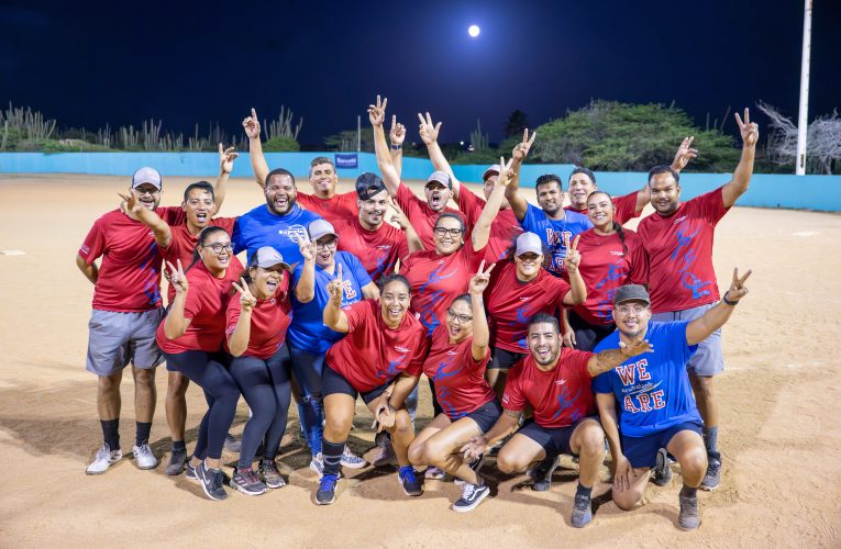 Aruba Bank ta celebra participacion exitoso di su ekipo den torneo di Kickball durante 5 Kamp