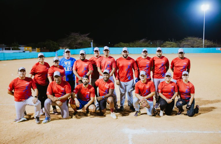 Ekipo di Aruba Bank ta contento di por participa den torneo di softball di 5 Kamp