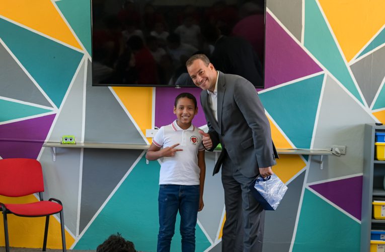 Riba SDG Flag Day: Minister Geoffrey Wever a duna presentacion di SDG’s na alumnonan di Colegio Sagrado Curason