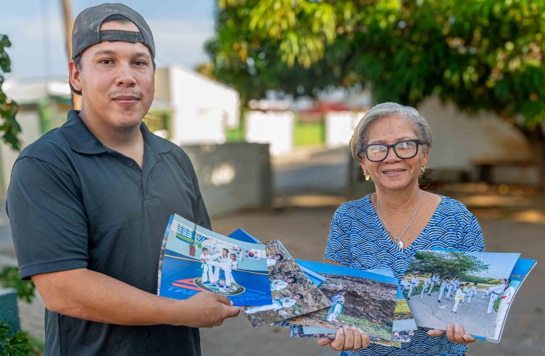 Clifford Rasmijn a entrega Josefa Willems a potretnan pa e Kalender 2025.