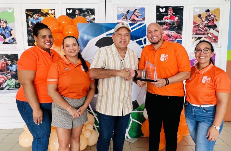 MINISTER ENDY CROES TA FELICITA SV ESTRELLA FUTBOL CU TA CELEBRANDO 76 AÑA DI ANIVERSARIO