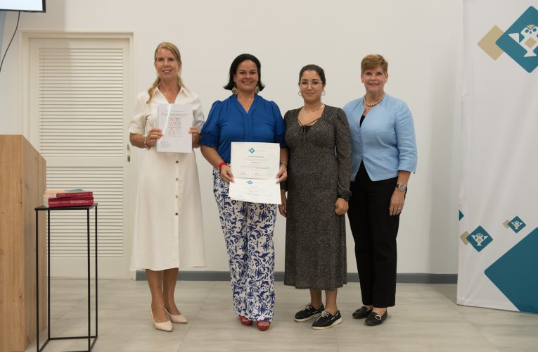 A gradua di Universidad di Aruba, Michella van Loon.