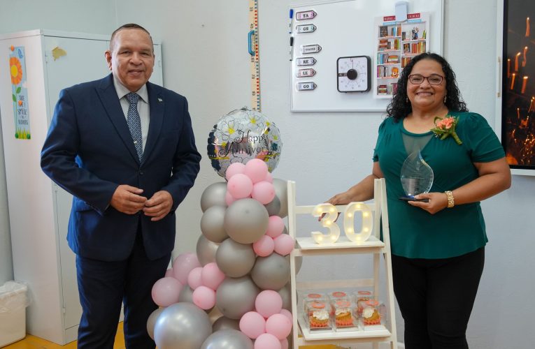 MINISTER ENDY CROES TA FELICITA Y GRADICI JUFFROUW SHAMILA BRIEZEN CU 30 AÑA DEN ENSEÑANSA DI ARUBA