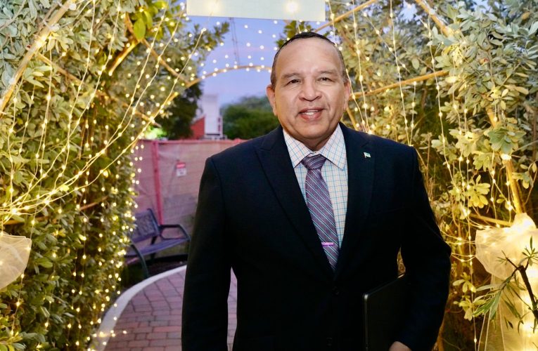 MINISTER ENDY CROES TA DESEA TUR STUDIANTE Y DOCENTE DI UNIVERSIDAD DI ARUBA UN AÑA ACADEMICO EXITOSO 