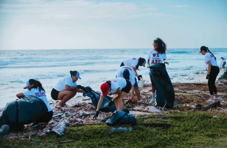 Aruba Bank ta gradici tur empleado y nan famia cu a yega hunto pa e “Coastal Cleanup Day” na Rincon Beach