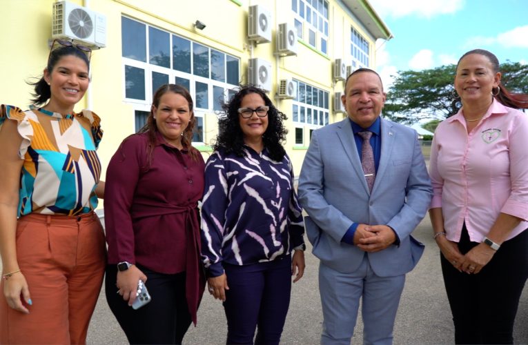 Minister Endy Croes: A BISHITA ROSARIO COLLEGE, EN CONEXION CU E LESNAN DI LESA Y SKIRBI NA PAPIAMENTO DEN KLAS 1