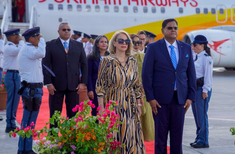 Prome Minister Evelyn Wever-Croes: PRESIDENT DI SURINAM CHAN SANTOKHI Y FIRST LADY A YEGA ARUBA