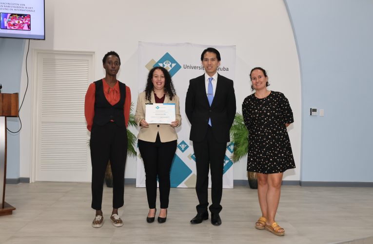 A gradua di Universidad di Aruba, Genisha Thijzen.