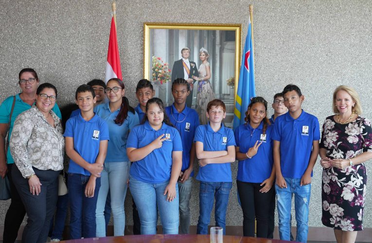 Prome Minister Evelyn Wever-Croes: ALUMNONAN DI KLAS 6 DI SCOL DUN’UN MAN A BISHITA PROME MINISTER Den e Sala di Ministerraad.