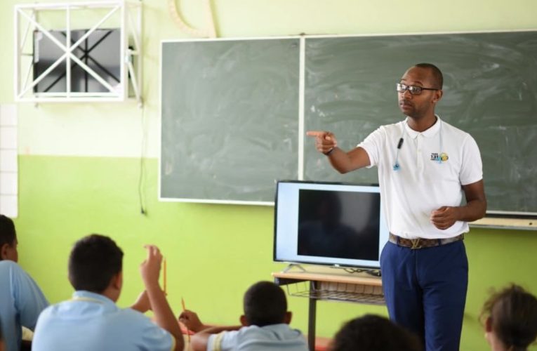 Alumnonan di scolnan basico di e districto di Santa Cruz a ricibi informacion tocante sintimento y e servicionan di 131