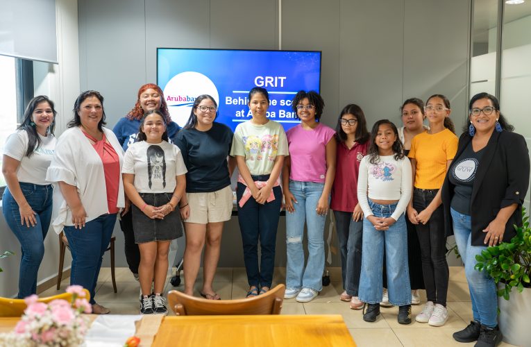 Aruba Bank ta organisa un ‘Behind-the-Scenes’ sesionPa ganadornan entre participantenan di GRIT Seminar