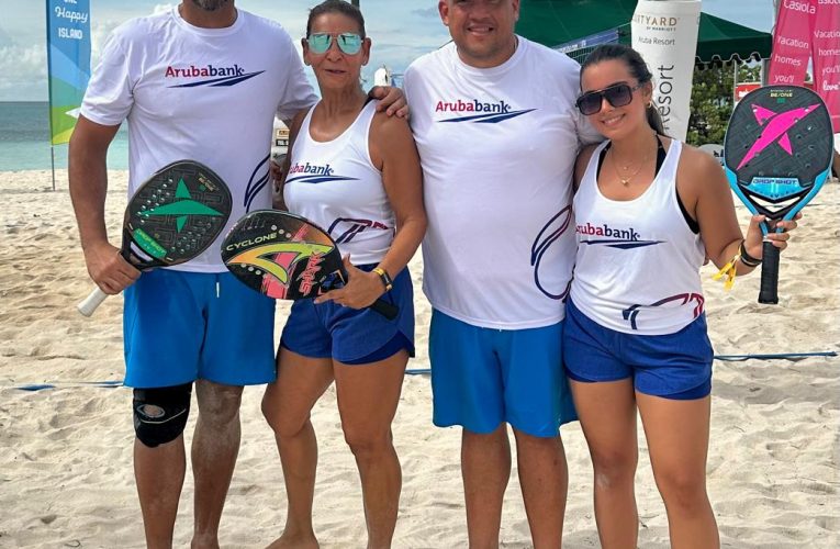 Team di Aruba Bank a competi den Aruba Beach Tennis Open 2024