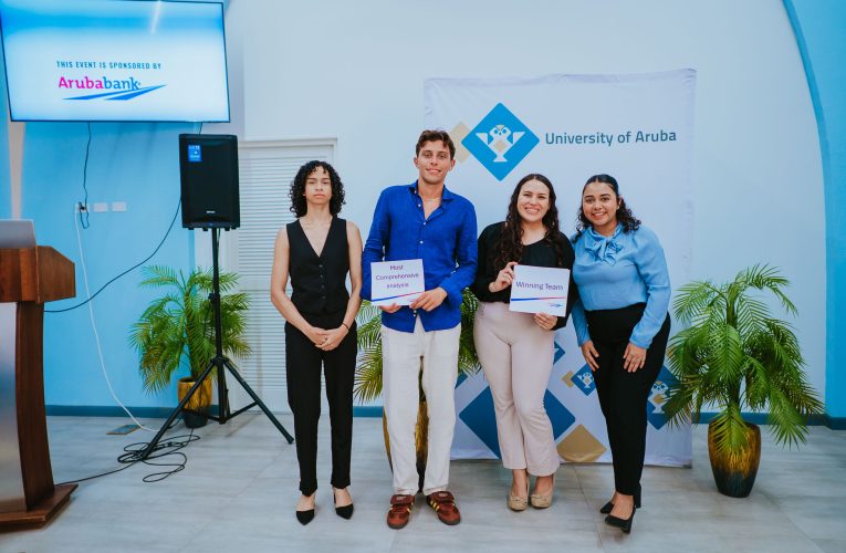 Aruba Bank ta orguyoso di sostene futuro lidernan den business door di sponsorship di e curso “Comprehensive Business Analysis” di Universidad di Aruba