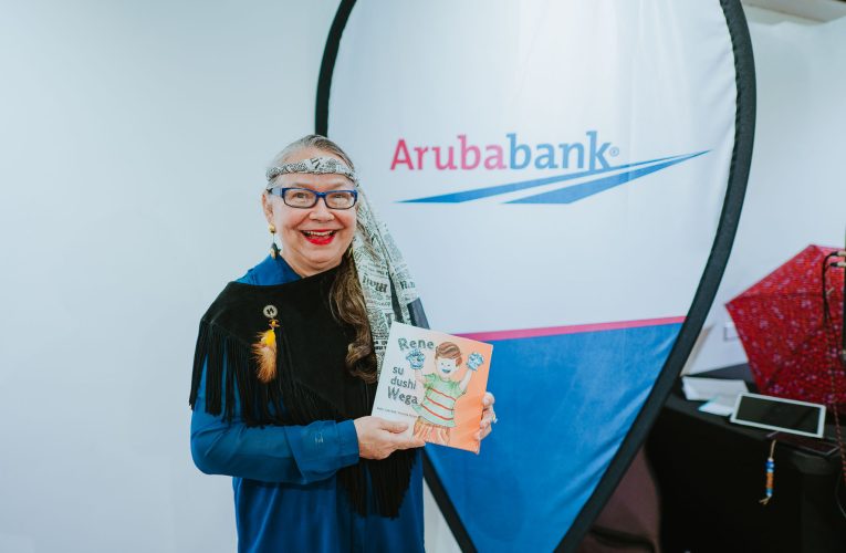 Aruba Bank ta patrocina buki pa reparti entre scolnan basico