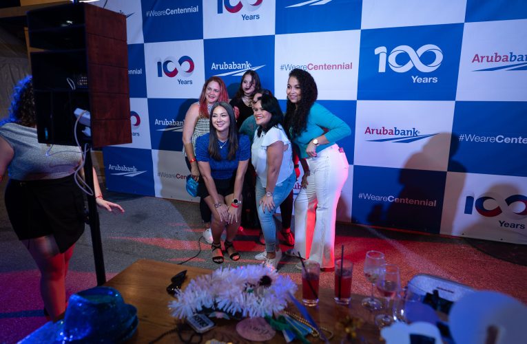 Aruba Bank a inicia celebracion di 100 aña cu fiesta di aña nobo pa empleadonan